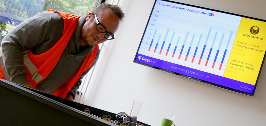 werknemer in kantine met narrowcasting